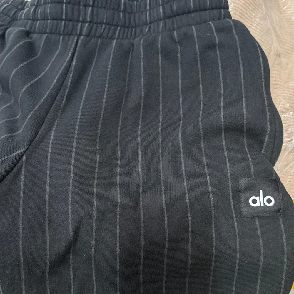 ALO 7” Pinstripe Unisex Short NWOT Size M